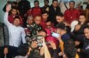 Mantan Kepala Bidang Pasar Dinas Perdagangan dan Perindustrian (Disdagperin) Kota Bekasi berinisial JAS (tengah, mengenakan rompi tahanan merah muda) digiring petugas Kejaksaan Negeri Kota Bekasi usai ditetapkan sebagai tersangka dalam kasus dugaan korupsi pungutan liar terkait pengelolaan MCK Pasar Bantargebang, Rabu (15/7/2026). Penyidik menduga tersangka meminta uang sebesar Rp80 juta dalam proses alih pengelolaan fasilitas MCK.