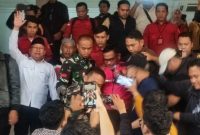 Mantan Kepala Bidang Pasar Dinas Perdagangan dan Perindustrian (Disdagperin) Kota Bekasi berinisial JAS (tengah, mengenakan rompi tahanan merah muda) digiring petugas Kejaksaan Negeri Kota Bekasi usai ditetapkan sebagai tersangka dalam kasus dugaan korupsi pungutan liar terkait pengelolaan MCK Pasar Bantargebang, Rabu (15/7/2026). Penyidik menduga tersangka meminta uang sebesar Rp80 juta dalam proses alih pengelolaan fasilitas MCK.