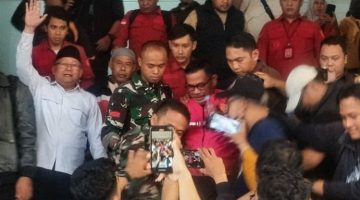 Mantan Kepala Bidang Pasar Dinas Perdagangan dan Perindustrian (Disdagperin) Kota Bekasi berinisial JAS (tengah, mengenakan rompi tahanan merah muda) digiring petugas Kejaksaan Negeri Kota Bekasi usai ditetapkan sebagai tersangka dalam kasus dugaan korupsi pungutan liar terkait pengelolaan MCK Pasar Bantargebang, Rabu (15/7/2026). Penyidik menduga tersangka meminta uang sebesar Rp80 juta dalam proses alih pengelolaan fasilitas MCK.