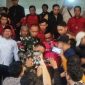Mantan Kepala Bidang Pasar Dinas Perdagangan dan Perindustrian (Disdagperin) Kota Bekasi berinisial JAS (tengah, mengenakan rompi tahanan merah muda) digiring petugas Kejaksaan Negeri Kota Bekasi usai ditetapkan sebagai tersangka dalam kasus dugaan korupsi pungutan liar terkait pengelolaan MCK Pasar Bantargebang, Rabu (15/7/2026). Penyidik menduga tersangka meminta uang sebesar Rp80 juta dalam proses alih pengelolaan fasilitas MCK.