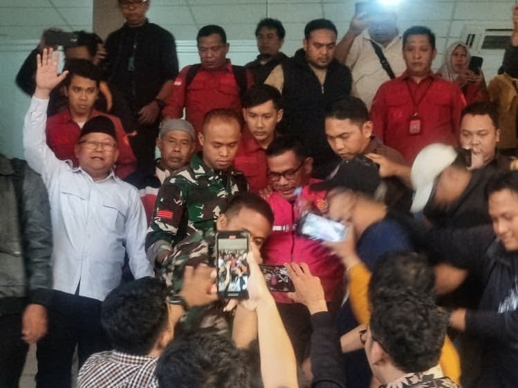 Mantan Kepala Bidang Pasar Dinas Perdagangan dan Perindustrian (Disdagperin) Kota Bekasi berinisial JAS (tengah, mengenakan rompi tahanan merah muda) digiring petugas Kejaksaan Negeri Kota Bekasi usai ditetapkan sebagai tersangka dalam kasus dugaan korupsi pungutan liar terkait pengelolaan MCK Pasar Bantargebang, Rabu (15/7/2026). Penyidik menduga tersangka meminta uang sebesar Rp80 juta dalam proses alih pengelolaan fasilitas MCK.