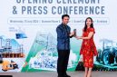 Wakil Gubernur Jawa Timur, Emil Elestianto Dardak, menerima cenderamata usai membuka secara resmi rangkaian Opening Ceremony & Press Conference pameran industri di Grand City Convex, Surabaya, Rabu (15/7/2026). Acara ini menjadi pembuka ajang yang mempertemukan pelaku industri, teknologi, dan manufaktur untuk mendorong transformasi industri berkelanjutan.