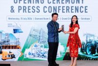 Wakil Gubernur Jawa Timur, Emil Elestianto Dardak, menerima cenderamata usai membuka secara resmi rangkaian Opening Ceremony & Press Conference pameran industri di Grand City Convex, Surabaya, Rabu (15/7/2026). Acara ini menjadi pembuka ajang yang mempertemukan pelaku industri, teknologi, dan manufaktur untuk mendorong transformasi industri berkelanjutan.