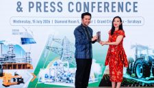 Wakil Gubernur Jawa Timur, Emil Elestianto Dardak, menerima cenderamata usai membuka secara resmi rangkaian Opening Ceremony & Press Conference pameran industri di Grand City Convex, Surabaya, Rabu (15/7/2026). Acara ini menjadi pembuka ajang yang mempertemukan pelaku industri, teknologi, dan manufaktur untuk mendorong transformasi industri berkelanjutan.