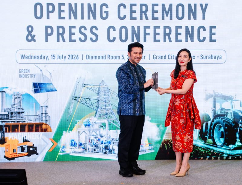 Wakil Gubernur Jawa Timur, Emil Elestianto Dardak, menerima cenderamata usai membuka secara resmi rangkaian Opening Ceremony & Press Conference pameran industri di Grand City Convex, Surabaya, Rabu (15/7/2026). Acara ini menjadi pembuka ajang yang mempertemukan pelaku industri, teknologi, dan manufaktur untuk mendorong transformasi industri berkelanjutan.