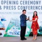 Wakil Gubernur Jawa Timur, Emil Elestianto Dardak, menerima cenderamata usai membuka secara resmi rangkaian Opening Ceremony & Press Conference pameran industri di Grand City Convex, Surabaya, Rabu (15/7/2026). Acara ini menjadi pembuka ajang yang mempertemukan pelaku industri, teknologi, dan manufaktur untuk mendorong transformasi industri berkelanjutan.