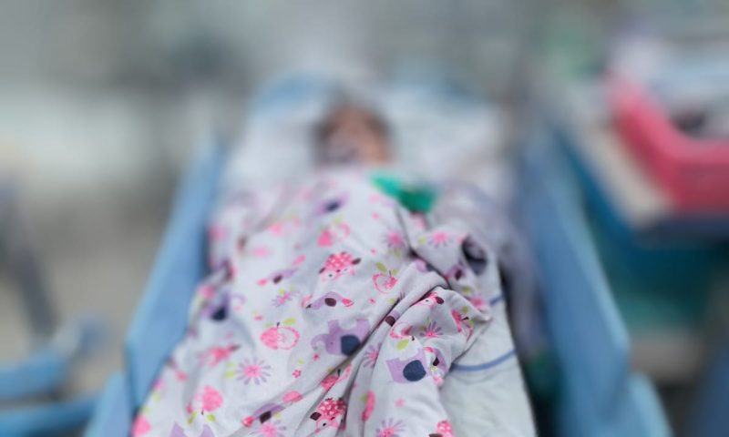 Seorang balita korban dugaan penganiayaan menjalani perawatan intensif di RSUD Koja, Jakarta Utara, sebelum akhirnya meninggal dunia. Jenazah korban selanjutnya dibawa ke RS Polri Kramat Jati untuk diautopsi guna kepentingan penyidikan. Foto: Istimewa.