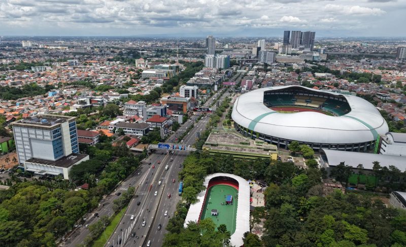Foto udara kawasan Stadion Patriot Candrabhaga, Kota Bekasi, yang diproyeksikan menjadi pusat Sport City dan sport tourism. Pemerintah Kota Bekasi menargetkan stadion ini menjadi venue berbagai ajang olahraga, konser, dan event berskala nasional hingga internasional guna mendorong pertumbuhan ekonomi daerah.