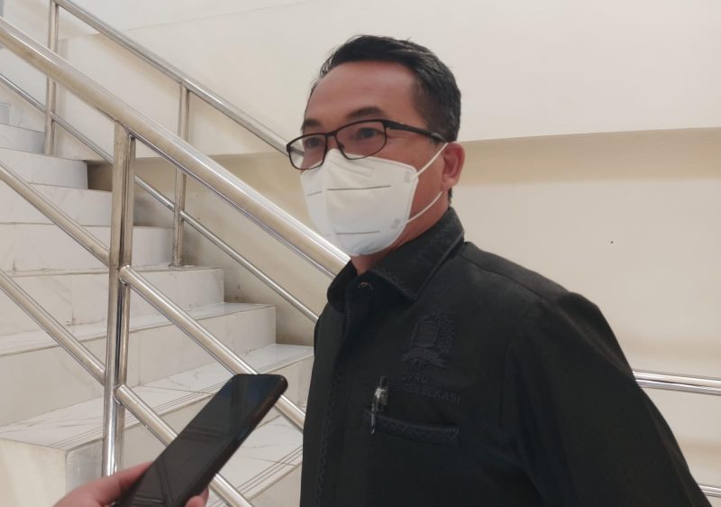 Anggota Komisi III DPRD Kabupaten Bekasi dari Fraksi Partai Gerindra, H. Bodin, memberikan keterangan kepada awak media di sela-sela rapat Panitia Khusus (Pansus) DPRD Kabupaten Bekasi, Kamis (16/7/2026).