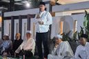 Kepala Desa Muktiwari, Bahrudin, SE, menyampaikan sambutan di hadapan warga saat kegiatan yasinan, zikir, dan majelis taklim di kediamannya, Jumat (17/7/2026) malam. Dalam kesempatan tersebut, ia menyatakan kesiapan untuk kembali maju pada Pilkades Serentak Kabupaten Bekasi 2026 serta memohon doa dan dukungan masyarakat.
