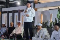 Kepala Desa Muktiwari, Bahrudin, SE, menyampaikan sambutan di hadapan warga saat kegiatan yasinan, zikir, dan majelis taklim di kediamannya, Jumat (17/7/2026) malam. Dalam kesempatan tersebut, ia menyatakan kesiapan untuk kembali maju pada Pilkades Serentak Kabupaten Bekasi 2026 serta memohon doa dan dukungan masyarakat.