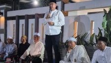 Kepala Desa Muktiwari, Bahrudin, SE, menyampaikan sambutan di hadapan warga saat kegiatan yasinan, zikir, dan majelis taklim di kediamannya, Jumat (17/7/2026) malam. Dalam kesempatan tersebut, ia menyatakan kesiapan untuk kembali maju pada Pilkades Serentak Kabupaten Bekasi 2026 serta memohon doa dan dukungan masyarakat.