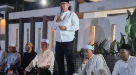 Kepala Desa Muktiwari, Bahrudin, SE, menyampaikan sambutan di hadapan warga saat kegiatan yasinan, zikir, dan majelis taklim di kediamannya, Jumat (17/7/2026) malam. Dalam kesempatan tersebut, ia menyatakan kesiapan untuk kembali maju pada Pilkades Serentak Kabupaten Bekasi 2026 serta memohon doa dan dukungan masyarakat.