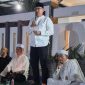 Kepala Desa Muktiwari, Bahrudin, SE, menyampaikan sambutan di hadapan warga saat kegiatan yasinan, zikir, dan majelis taklim di kediamannya, Jumat (17/7/2026) malam. Dalam kesempatan tersebut, ia menyatakan kesiapan untuk kembali maju pada Pilkades Serentak Kabupaten Bekasi 2026 serta memohon doa dan dukungan masyarakat.