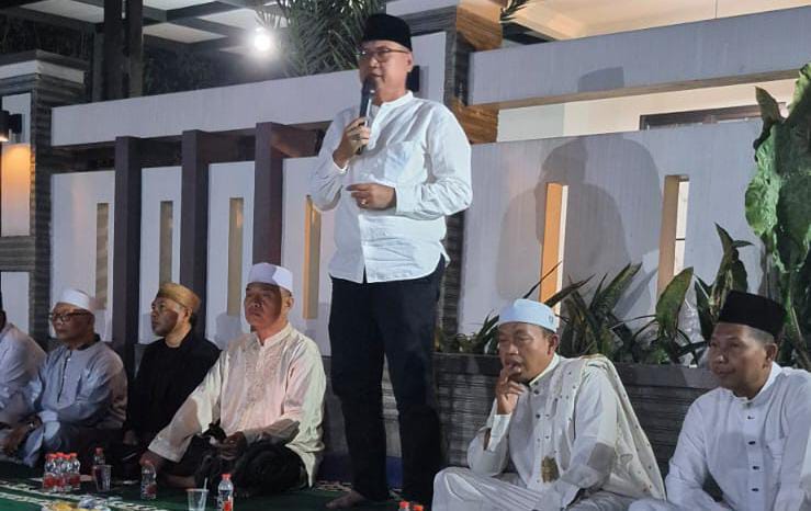 Kepala Desa Muktiwari, Bahrudin, SE, menyampaikan sambutan di hadapan warga saat kegiatan yasinan, zikir, dan majelis taklim di kediamannya, Jumat (17/7/2026) malam. Dalam kesempatan tersebut, ia menyatakan kesiapan untuk kembali maju pada Pilkades Serentak Kabupaten Bekasi 2026 serta memohon doa dan dukungan masyarakat.