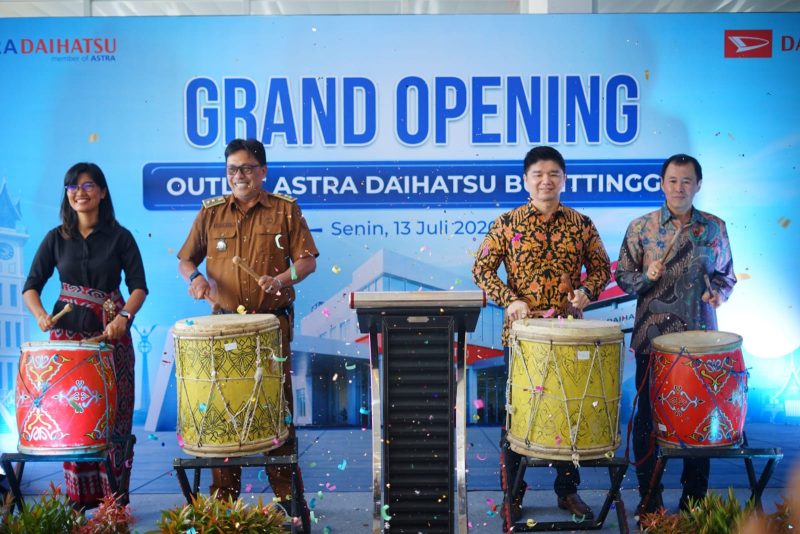 Peresmian outlet baru Astra Daihatsu Bukittinggi di Jalan By Pass, Kelurahan Aur Kuning, Kota Bukittinggi, Sumatera Barat, Senin (13/7/2026). Outlet ini dilengkapi layanan penjualan, servis, body repair, suku cadang, dan fasilitas test drive untuk meningkatkan pelayanan kepada pelanggan.