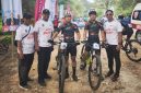 Ketua ICF Kota Bekasi Muhammad Kurniawan (kedua kiri) bersama jajaran pelatih dan dua atlet Kota Bekasi, Cakra Husam (nomor 38) dan Rezki Putra (nomor 11), berfoto sebelum berlaga pada Kejuaraan Nasional (Kejurnas) Mountain Bike (MTB) Cross Country (XC) dan Downhill (DH) 2026 di kawasan Sentul dan Bukit Pancar, Kabupaten Bogor, sebagai bagian dari persiapan menghadapi Porprov Jawa Barat.