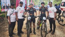 Ketua ICF Kota Bekasi Muhammad Kurniawan (kedua kiri) bersama jajaran pelatih dan dua atlet Kota Bekasi, Cakra Husam (nomor 38) dan Rezki Putra (nomor 11), berfoto sebelum berlaga pada Kejuaraan Nasional (Kejurnas) Mountain Bike (MTB) Cross Country (XC) dan Downhill (DH) 2026 di kawasan Sentul dan Bukit Pancar, Kabupaten Bogor, sebagai bagian dari persiapan menghadapi Porprov Jawa Barat.