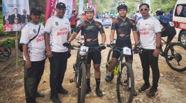 Ketua ICF Kota Bekasi Muhammad Kurniawan (kedua kiri) bersama jajaran pelatih dan dua atlet Kota Bekasi, Cakra Husam (nomor 38) dan Rezki Putra (nomor 11), berfoto sebelum berlaga pada Kejuaraan Nasional (Kejurnas) Mountain Bike (MTB) Cross Country (XC) dan Downhill (DH) 2026 di kawasan Sentul dan Bukit Pancar, Kabupaten Bogor, sebagai bagian dari persiapan menghadapi Porprov Jawa Barat.