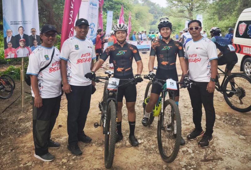 Ketua ICF Kota Bekasi Muhammad Kurniawan (kedua kiri) bersama jajaran pelatih dan dua atlet Kota Bekasi, Cakra Husam (nomor 38) dan Rezki Putra (nomor 11), berfoto sebelum berlaga pada Kejuaraan Nasional (Kejurnas) Mountain Bike (MTB) Cross Country (XC) dan Downhill (DH) 2026 di kawasan Sentul dan Bukit Pancar, Kabupaten Bogor, sebagai bagian dari persiapan menghadapi Porprov Jawa Barat.
