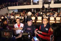 Wakil Gubernur DKI Jakarta Rano Karno (tengah) memberikan keterangan kepada awak media usai menghadiri nonton bareng (nobar) Final Piala Dunia FIFA 2026 yang diselenggarakan TVRI di Jakarta, Sabtu (19/7/2026). Dalam kesempatan tersebut, Rano Karno mengapresiasi keberhasilan TVRI menghadirkan siaran Piala Dunia yang dinilai mampu menghadirkan hiburan bagi masyarakat sekaligus menggerakkan perekonomian lokal.