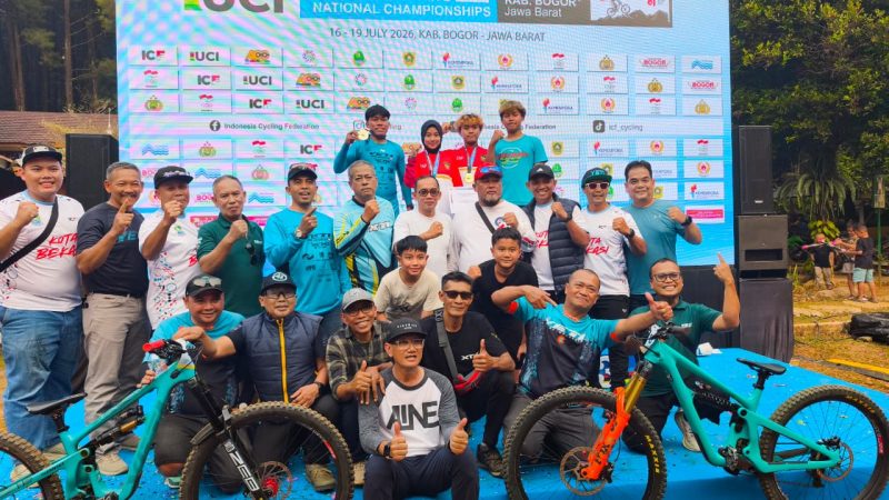 Tim balap sepeda Kota Bekasi bersama atlet dan ofisial berfoto usai Tsuraya Azwa Pambudi meraih medali emas kelas Women Junior pada Kejuaraan Nasional (Kejurnas) MTB Downhill 2026 di Kabupaten Bogor, Jawa Barat. Prestasi tersebut menjadi suntikan motivasi bagi Kota Bekasi dalam menghadapi Porprov Jawa Barat 2026.
