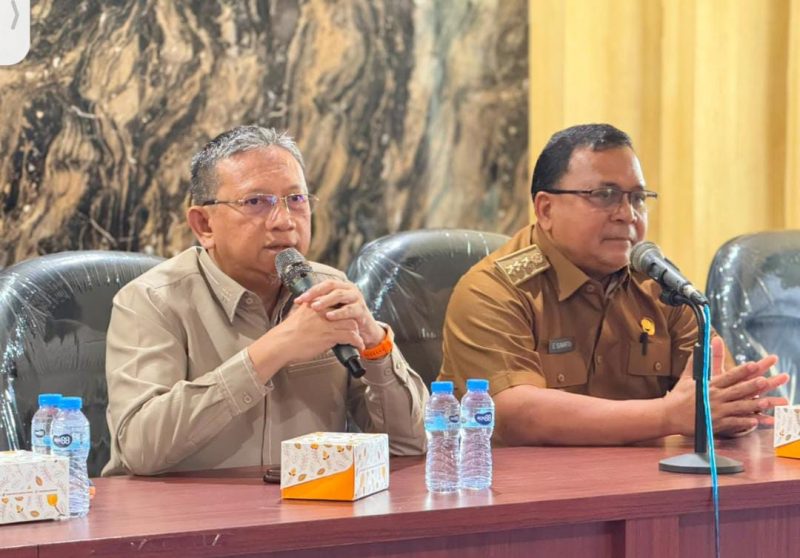 Wakil Ketua DPRD Kabupaten Bekasi Budi Muhammad Mustafa menyampaikan paparan dalam kegiatan sosialisasi pembahasan Rancangan Peraturan Daerah (Raperda) tentang Desa yang digelar Pansus XV DPRD Kabupaten Bekasi di Aula Kecamatan Cibitung, Senin (20/7/2026).