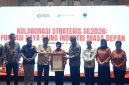 Penandatanganan Komitmen Bersama – Menteri Ketenagakerjaan Prof. Yassierli, Kepala Badan Pusat Statistik (BPS) RI Amalia Adininggar Widyasanti, dan Direktur Jenderal Ketahanan, Perwilayahan, dan Akses Industri Internasional (KPAII) Kementerian Perindustrian Tri Supondy bersama Plt. Bupati Bekasi dr. Asep Surya Atmaja berfoto usai penandatanganan komitmen bersama dalam High Level Meeting bertajuk Kolaborasi Strategis Sensus Ekonomi 2026: Fondasi Daya Saing Industri Masa Depan di Hotel Nuanza, Kabupaten Bekasi, Selasa (21/7/2026).