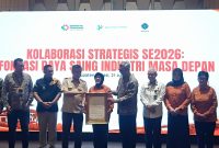 Penandatanganan Komitmen Bersama – Menteri Ketenagakerjaan Prof. Yassierli, Kepala Badan Pusat Statistik (BPS) RI Amalia Adininggar Widyasanti, dan Direktur Jenderal Ketahanan, Perwilayahan, dan Akses Industri Internasional (KPAII) Kementerian Perindustrian Tri Supondy bersama Plt. Bupati Bekasi dr. Asep Surya Atmaja berfoto usai penandatanganan komitmen bersama dalam High Level Meeting bertajuk Kolaborasi Strategis Sensus Ekonomi 2026: Fondasi Daya Saing Industri Masa Depan di Hotel Nuanza, Kabupaten Bekasi, Selasa (21/7/2026).