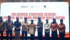 Penandatanganan Komitmen Bersama – Menteri Ketenagakerjaan Prof. Yassierli, Kepala Badan Pusat Statistik (BPS) RI Amalia Adininggar Widyasanti, dan Direktur Jenderal Ketahanan, Perwilayahan, dan Akses Industri Internasional (KPAII) Kementerian Perindustrian Tri Supondy bersama Plt. Bupati Bekasi dr. Asep Surya Atmaja berfoto usai penandatanganan komitmen bersama dalam High Level Meeting bertajuk Kolaborasi Strategis Sensus Ekonomi 2026: Fondasi Daya Saing Industri Masa Depan di Hotel Nuanza, Kabupaten Bekasi, Selasa (21/7/2026).