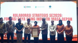 Penandatanganan Komitmen Bersama – Menteri Ketenagakerjaan Prof. Yassierli, Kepala Badan Pusat Statistik (BPS) RI Amalia Adininggar Widyasanti, dan Direktur Jenderal Ketahanan, Perwilayahan, dan Akses Industri Internasional (KPAII) Kementerian Perindustrian Tri Supondy bersama Plt. Bupati Bekasi dr. Asep Surya Atmaja berfoto usai penandatanganan komitmen bersama dalam High Level Meeting bertajuk Kolaborasi Strategis Sensus Ekonomi 2026: Fondasi Daya Saing Industri Masa Depan di Hotel Nuanza, Kabupaten Bekasi, Selasa (21/7/2026).