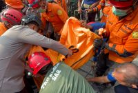 Evakuasi Korban – Tim SAR Gabungan mengevakuasi satu korban yang ditemukan dalam kondisi meninggal dunia dari bawah reruntuhan bangunan akibat dugaan ledakan gas rumah tangga di Kelurahan Suka Damai, Kecamatan Medan Polonia, Kota Medan, Sumatera Utara, Selasa (21/7/2026).