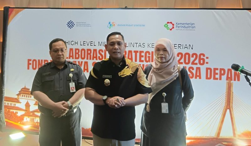 Kepala Badan Pusat Statistik (BPS) Kabupaten Bekasi, Sukardi, Plt. Bupati Bekasi dr. Asep Surya Atmaja, dan perwakilan BPS menghadiri High Level Meeting Lintas Kementerian bertajuk 