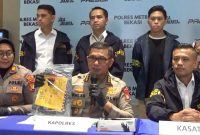 Kapolres Metro Bekasi Kombes Pol. Ikhlas Putro Wasono (tengah) didampingi jajaran Satreskrim memberikan keterangan pers terkait pengungkapan kasus dugaan penganiayaan dan penyekapan terhadap seorang perempuan di Mapolres Metro Bekasi, Senin (21/7/2026).