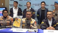 Kapolres Metro Bekasi Kombes Pol. Ikhlas Putro Wasono (tengah) didampingi jajaran Satreskrim memberikan keterangan pers terkait pengungkapan kasus dugaan penganiayaan dan penyekapan terhadap seorang perempuan di Mapolres Metro Bekasi, Senin (21/7/2026).