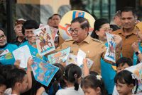 Gubernur DKI Jakarta, Pramono Anung, berinteraksi dengan anak-anak sambil melihat hasil karya gambar mereka pada Peringatan Hari Anak Nasional (HAN) ke-42 Tingkat Provinsi DKI Jakarta di Halaman Balai Kota Jakarta, Senin (20/7/2026)