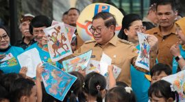 Gubernur DKI Jakarta, Pramono Anung, berinteraksi dengan anak-anak sambil melihat hasil karya gambar mereka pada Peringatan Hari Anak Nasional (HAN) ke-42 Tingkat Provinsi DKI Jakarta di Halaman Balai Kota Jakarta, Senin (20/7/2026)