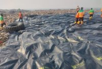 Pemprov DKI Jakarta mulai menutup dua zona aktif di TPST Bantargebang sebagai langkah menghentikan praktik open dumping. Sistem controlled landfill diterapkan untuk mengurangi bau, emisi gas, dan pencemaran lingkungan, didukung kolaborasi dengan sektor swasta melalui program CSR.