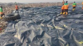 Pemprov DKI Jakarta mulai menutup dua zona aktif di TPST Bantargebang sebagai langkah menghentikan praktik open dumping. Sistem controlled landfill diterapkan untuk mengurangi bau, emisi gas, dan pencemaran lingkungan, didukung kolaborasi dengan sektor swasta melalui program CSR.
