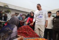 Wali Kota Bekasi Tri Adhianto meninjau aktivitas perdagangan di Rooftop Blok I Pasar Baru Bekasi, Selasa (21/7/2026).