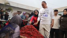 Wali Kota Bekasi Tri Adhianto meninjau aktivitas perdagangan di Rooftop Blok I Pasar Baru Bekasi, Selasa (21/7/2026).