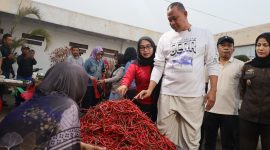 Wali Kota Bekasi Tri Adhianto meninjau aktivitas perdagangan di Rooftop Blok I Pasar Baru Bekasi, Selasa (21/7/2026).