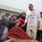 Wali Kota Bekasi Tri Adhianto meninjau aktivitas perdagangan di Rooftop Blok I Pasar Baru Bekasi, Selasa (21/7/2026).