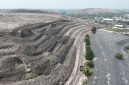 Petugas mengoperasikan alat berat untuk melakukan penataan zona pembuangan sampah di TPST Bantargebang, Kota Bekasi, sebagai bagian dari penerapan sistem controlled landfill yang ditargetkan mengakhiri praktik open dumping secara bertahap hingga 2029. Foto: Dok. Pemprov DKI Jakarta.
