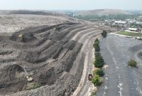 Petugas mengoperasikan alat berat untuk melakukan penataan zona pembuangan sampah di TPST Bantargebang, Kota Bekasi, sebagai bagian dari penerapan sistem controlled landfill yang ditargetkan mengakhiri praktik open dumping secara bertahap hingga 2029. Foto: Dok. Pemprov DKI Jakarta.