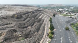 Petugas mengoperasikan alat berat untuk melakukan penataan zona pembuangan sampah di TPST Bantargebang, Kota Bekasi, sebagai bagian dari penerapan sistem controlled landfill yang ditargetkan mengakhiri praktik open dumping secara bertahap hingga 2029. Foto: Dok. Pemprov DKI Jakarta.
