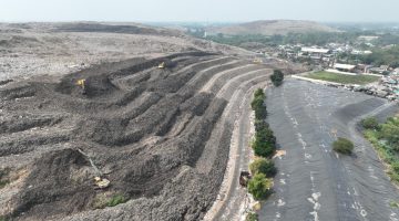 Petugas mengoperasikan alat berat untuk melakukan penataan zona pembuangan sampah di TPST Bantargebang, Kota Bekasi, sebagai bagian dari penerapan sistem controlled landfill yang ditargetkan mengakhiri praktik open dumping secara bertahap hingga 2029. Foto: Dok. Pemprov DKI Jakarta.
