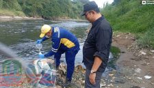 Petugas UPTD Laboratorium DLH Kota Bekasi mengambil sampel air Sungai Cileungsi saat investigasi bersama KP2C di wilayah hulu Kali Bekasi, Rabu (22/7/2026). Pengambilan