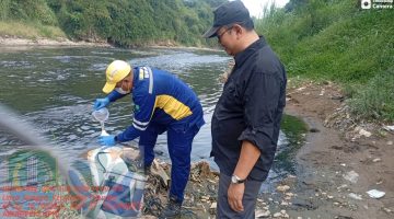 Petugas UPTD Laboratorium DLH Kota Bekasi mengambil sampel air Sungai Cileungsi saat investigasi bersama KP2C di wilayah hulu Kali Bekasi, Rabu (22/7/2026). Pengambilan