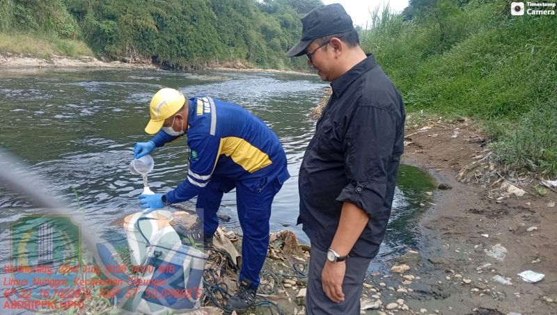 Petugas UPTD Laboratorium DLH Kota Bekasi mengambil sampel air Sungai Cileungsi saat investigasi bersama KP2C di wilayah hulu Kali Bekasi, Rabu (22/7/2026). Pengambilan